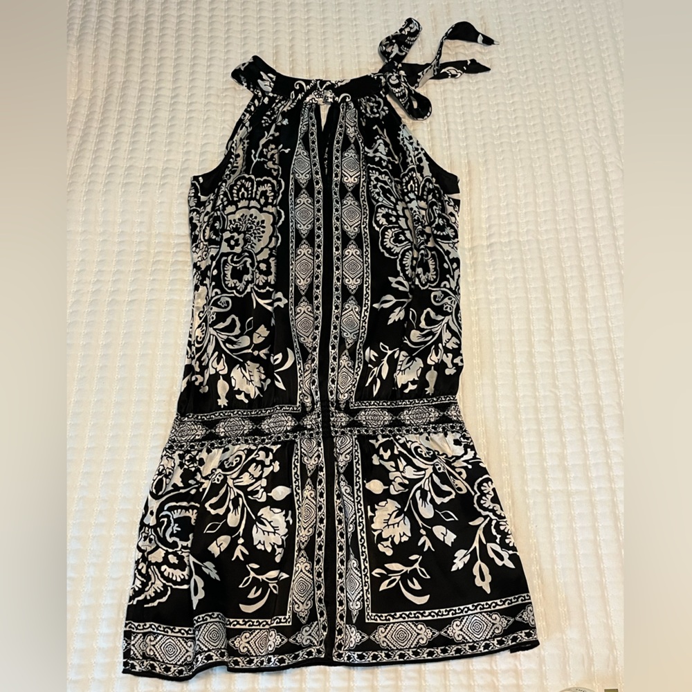 White House Black Market Silk sleeveless Tunic, size XS, Black & White EUC